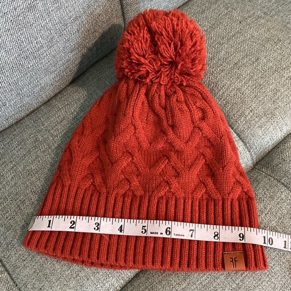 NWT FRYE CABLE BEANIE WITH SELF POM - Picture 6 of 6